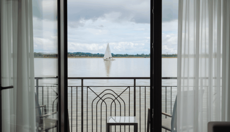 Blick aus dem Hotelzimmer auf den Bodensee mit der Insel Raichenau im Hintergrund